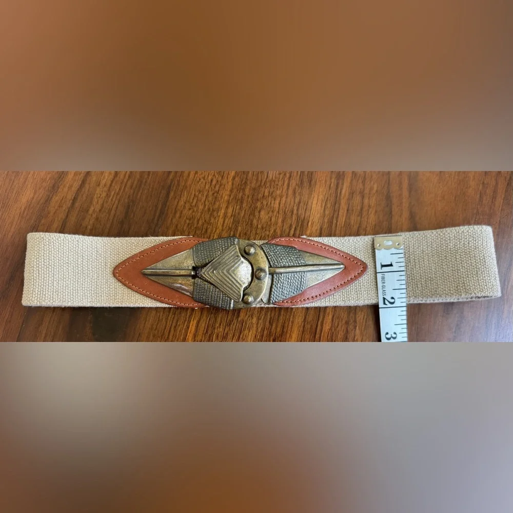 Arrowhead Omega belt. Vintage Size M: cinches your look with effortless style.
